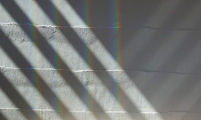 珪藻土壁とプリズムを通した光｜Spectrum 光をあやとる｜清瀬の家