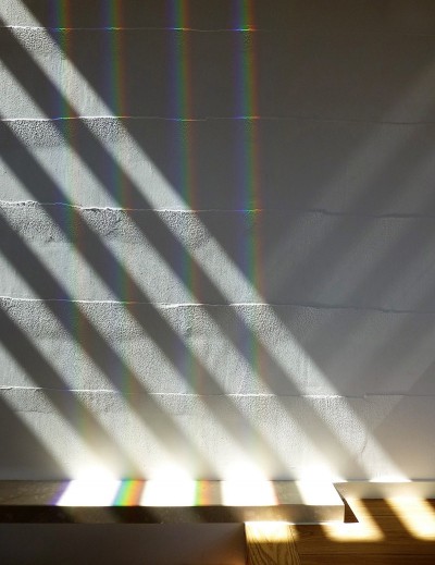 珪藻土壁とプリズムを通した光 (Spectrum 光をあやとる｜清瀬の家)