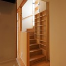 本と空を愉しむ階段の家｜狛江の家の写真 階段