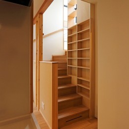 本と空を愉しむ階段の家｜狛江の家 (階段)