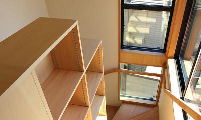 本と空を愉しむ階段の家｜狛江の家 (階段)