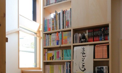 本と空を愉しむ階段の家｜狛江の家 (階段・ミニライブラリーに実際に本を収納した様子)