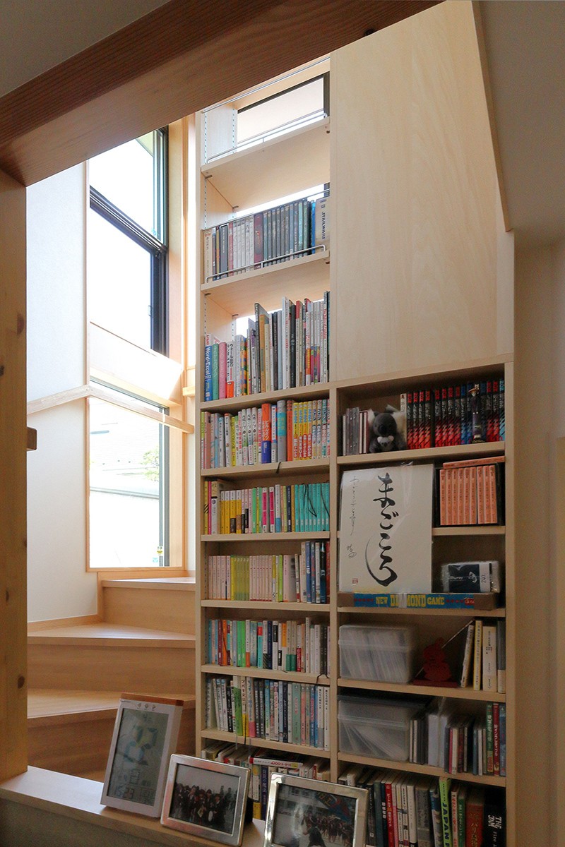 その他事例：階段・ミニライブラリーに実際に本を収納した様子（本と空を愉しむ階段の家｜狛江の家）