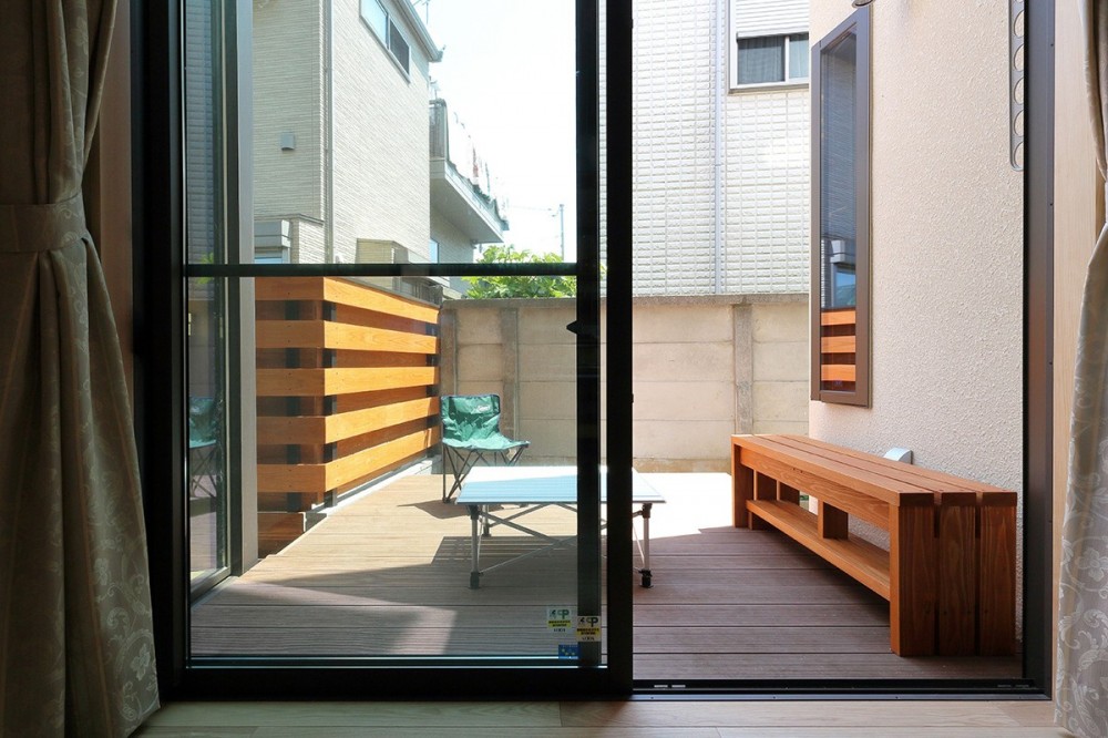 本と空を愉しむ階段の家｜狛江の家 (中庭のデッキ空間)
