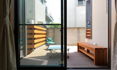 本と空を愉しむ階段の家｜狛江の家 (中庭のデッキ空間)