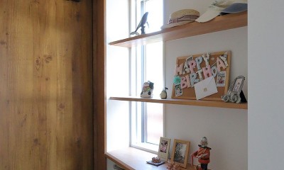 本と空を愉しむ階段の家｜狛江の家 (玄関)