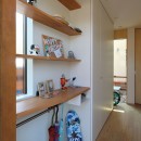 本と空を愉しむ階段の家｜狛江の家の写真 玄関