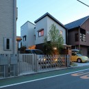本と空を愉しむ階段の家｜狛江の家の写真 夕方にみた外観