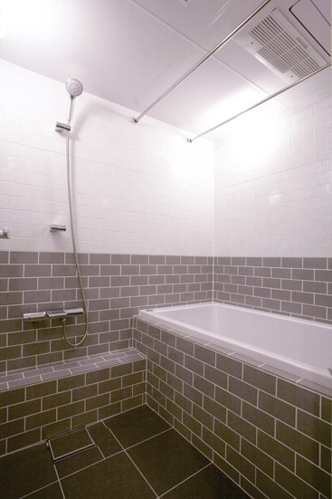バス/トイレ事例：ツートンカラータイルのバスルーム（M邸）