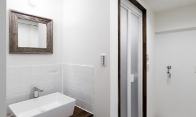 洗面台とバスルームの個性的なタイル｜インナーバルコニーのある開放的な家