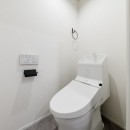 ファッションを楽しむご夫婦のための家の写真 真っ白なトイレ