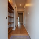 Simple solid woodの写真 NYスタイルな玄関収納