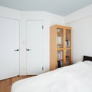 ライフスタイルを見つめたからこそ、シンプルながら趣味を充実させた暮らしを実現。の写真 寝室