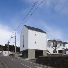 木造築30年「フルリノベーション+増築」で二世帯住宅に改築　OUCHI-23 (左に増築棟、右にリノベーションした母屋)