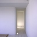 東京中野　ミニマル・シンプルな空間へマンションリノベーションの写真 リビング土間から玄関へのつながり