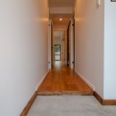 暮らしのシーンを彩る家の写真 コンクリート土間と無垢床の玄関