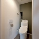 モルタル仕上げのキッチン×キャットステップのあるワンストップリノベーション住まいの写真 トイレ