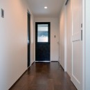 モルタル仕上げのキッチン×キャットステップのあるワンストップリノベーション住まいの写真 玄関～廊下