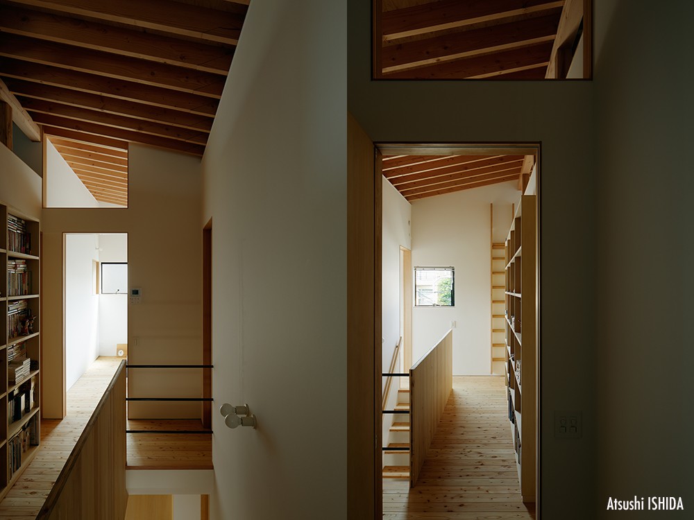 その他事例：２階の階段ホール（駒沢公園の家〜倉庫のような外観・柔らかい室内〜）