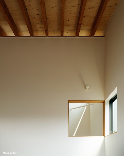 寝室の壁と天井 (駒沢公園の家〜倉庫のような外観・柔らかい室内〜)