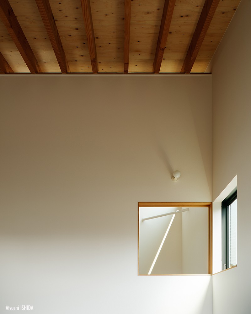 ベッドルーム事例：寝室の壁と天井（駒沢公園の家〜倉庫のような外観・柔らかい室内〜）