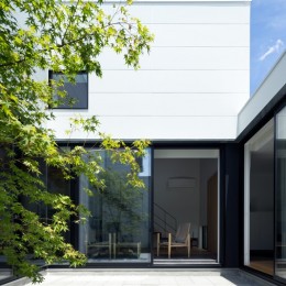 モミジが映える白い中庭 (茅ヶ崎の家〜旗竿敷地に建つ三つの庭を持つ家)