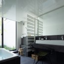 茅ヶ崎の家〜旗竿敷地に建つ三つの庭を持つ家の写真 中庭に面したホテルライクな浴室