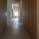 真鶴・O house 〜海を一望するリゾートマンションのリノベーション〜の写真 廊下からリビング
