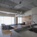 真鶴・O house 〜海を一望するリゾートマンションのリノベーション〜の写真 キッチンからリビング・ダイニング