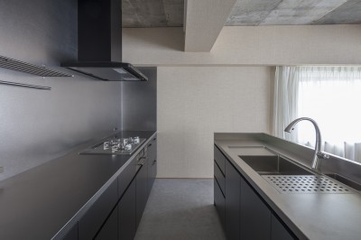キッチン (真鶴・O house 〜海との一体感をより強調したリゾートマンションの全面リノベーション〜)