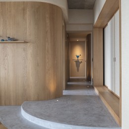 真鶴・O house 〜海との一体感をより強調したリゾートマンションの全面リノベーション〜 (リビングから廊下)