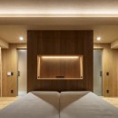 真鶴・O house 〜海を一望するリゾートマンションのリノベーション〜の写真 寝室夜景
