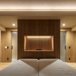 真鶴・O house 〜海との一体感をより強調したリゾートマンションの全面リノベーション〜 (寝室夜景)