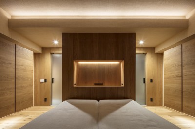 寝室夜景 (真鶴・O house 〜海との一体感をより強調したリゾートマンションの全面リノベーション〜)