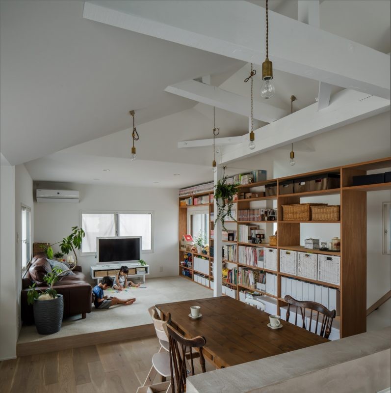 ALTS　DESIGN　OFFICE（アルツデザインオフィス）「1階リビングから2階リビングへ変更、光と風を取り入れるやわらかなモノトーンの家（吹田の家リノベーション）」