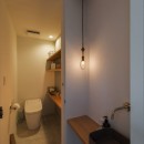 1階リビングから2階リビングへ変更、光と風を取り入れるやわらかなモノトーンの家（吹田の家リノベーション）の写真 造作トイレ・手洗い