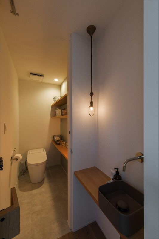 バス/トイレ事例：造作トイレ・手洗い（1階リビングから2階リビングへ変更、光と風を取り入れるやわらかなモノトーンの家（吹田の家リノベーション））