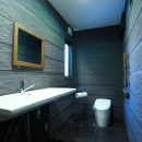異素材で造るインダストリアルなトイレの写真 インダストリアルなトイレ