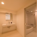大人シックなホワイト・シンプルデザインの写真 バスルーム・洗面室