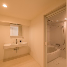 大人シックなホワイト・シンプルデザイン (バスルーム・洗面室)