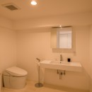 大人シックなホワイト・シンプルデザインの写真 洗面室・トイレ