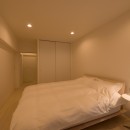大人シックなホワイト・シンプルデザインの写真 ベッドルーム