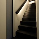 室内まで続く路地のあるゲストハウス（宇治民宿・宇治壱番宿にがうり）の写真 階段