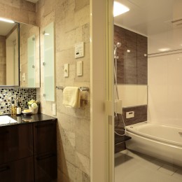 モザイクタイルが魅せるアーバンスペース (浴室、洗面室)