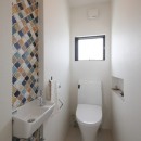 田園風景に向かって開く2階リビングの家（水口の家）の写真 トイレ