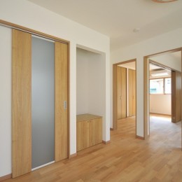 トイレ リビング続きにある2部屋が間仕切りで変化する家 バス トイレ事例 Suvaco スバコ