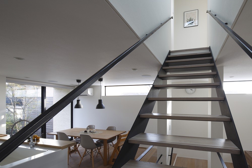 その他事例：１階から２階へのスケルトン階段（名古屋市Ｎ邸～高低差がある敷地のガレージハウス）