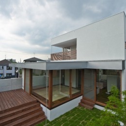 デッキテラスと芝生に囲われた畳リビング (名古屋市T邸～混構造のガレージハウス)