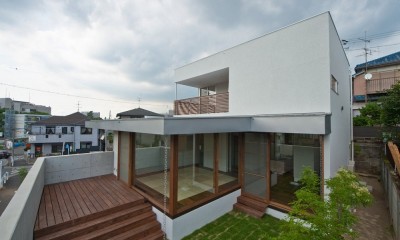 名古屋市T邸～混構造のガレージハウス (デッキテラスと芝生に囲われた畳リビング)