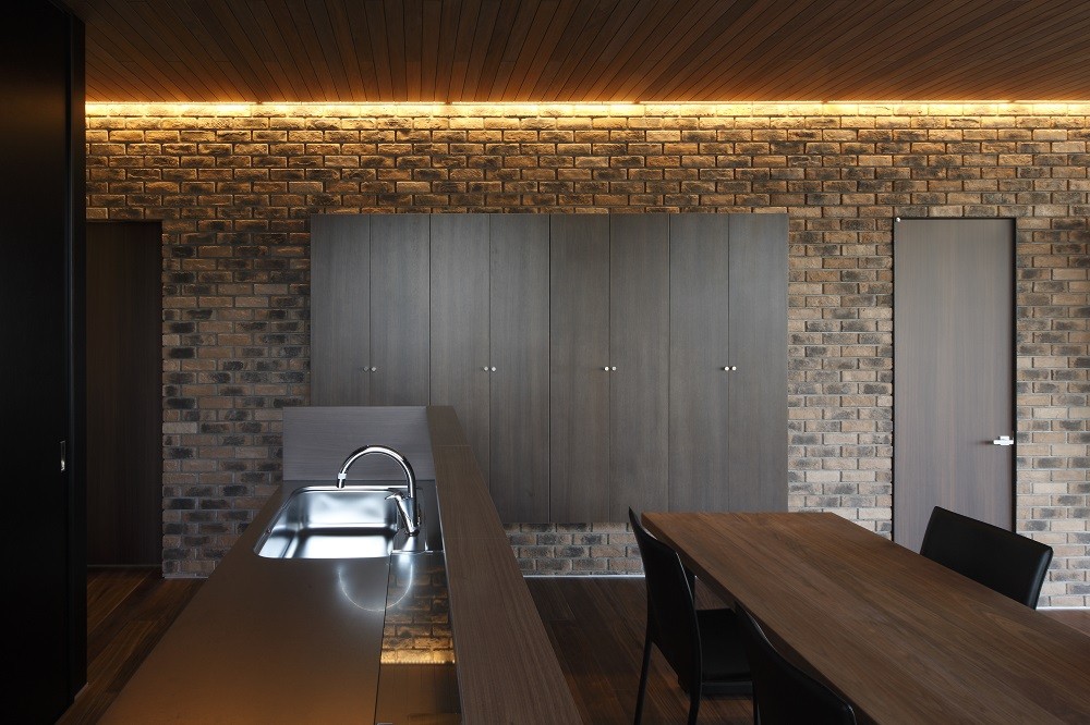 キッチン事例：間接照明で演出されたダイニングキッチン（名古屋市S邸～ラグジュアリーなLDK空間があるガレージハウス）
